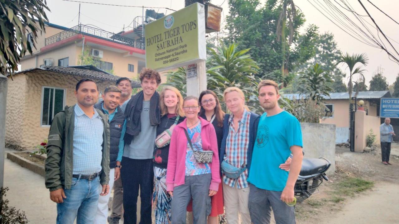 Hotel Tiger Tops Sauraha Extérieur photo