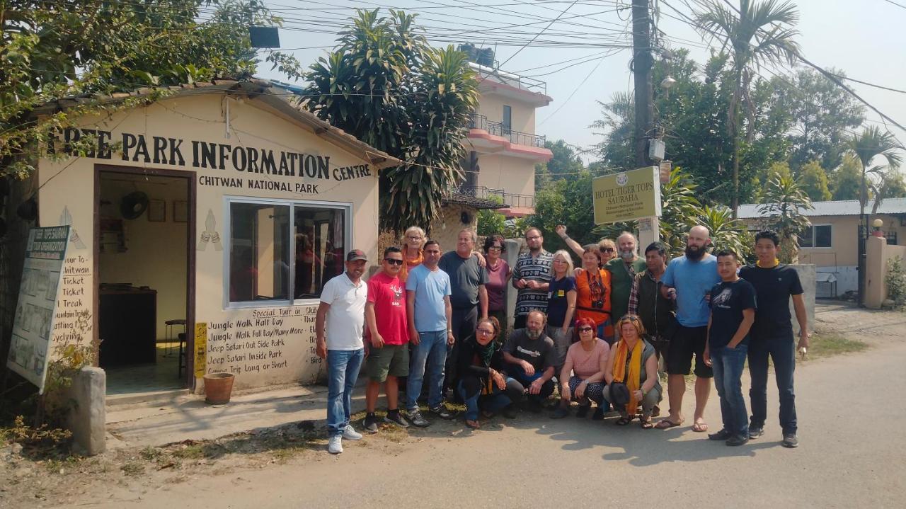 Hotel Tiger Tops Sauraha Extérieur photo