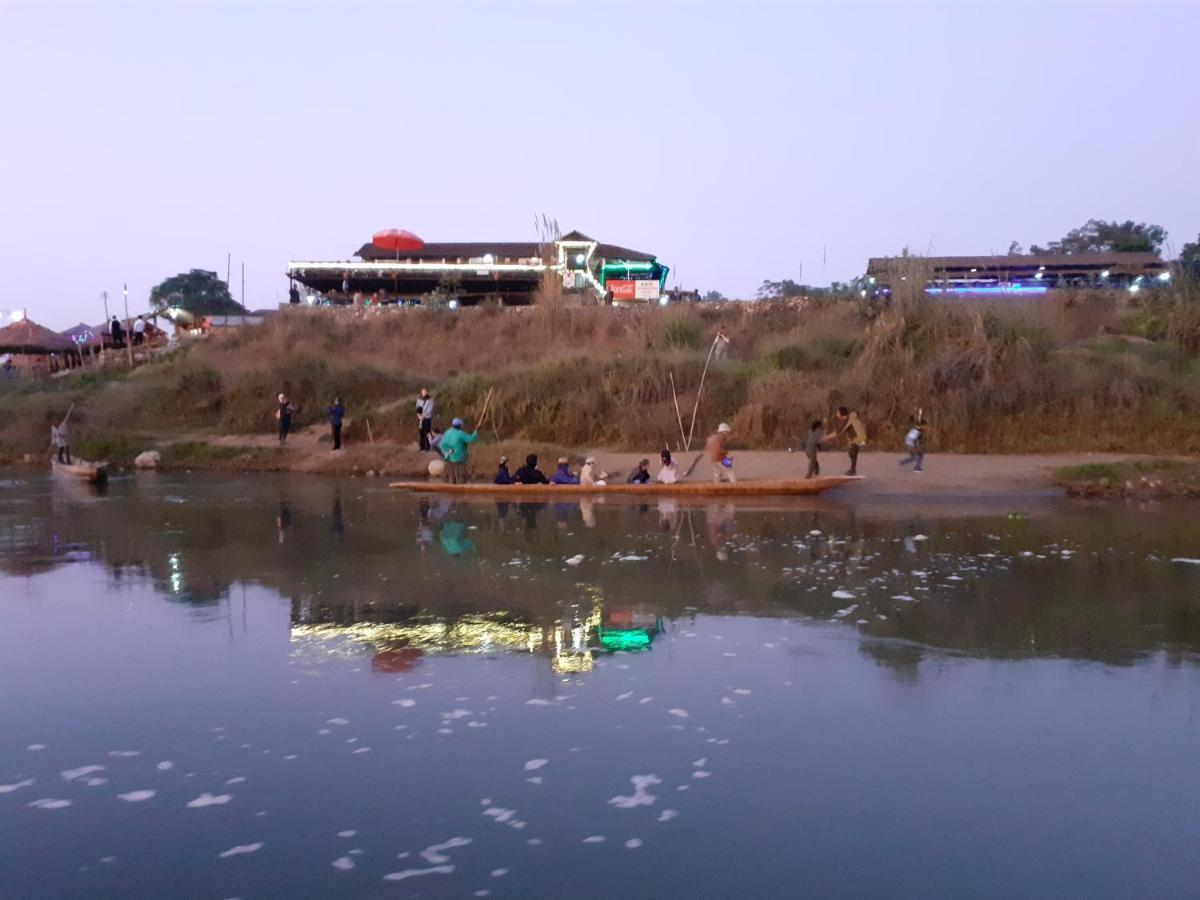 Hotel Tiger Tops Sauraha Extérieur photo