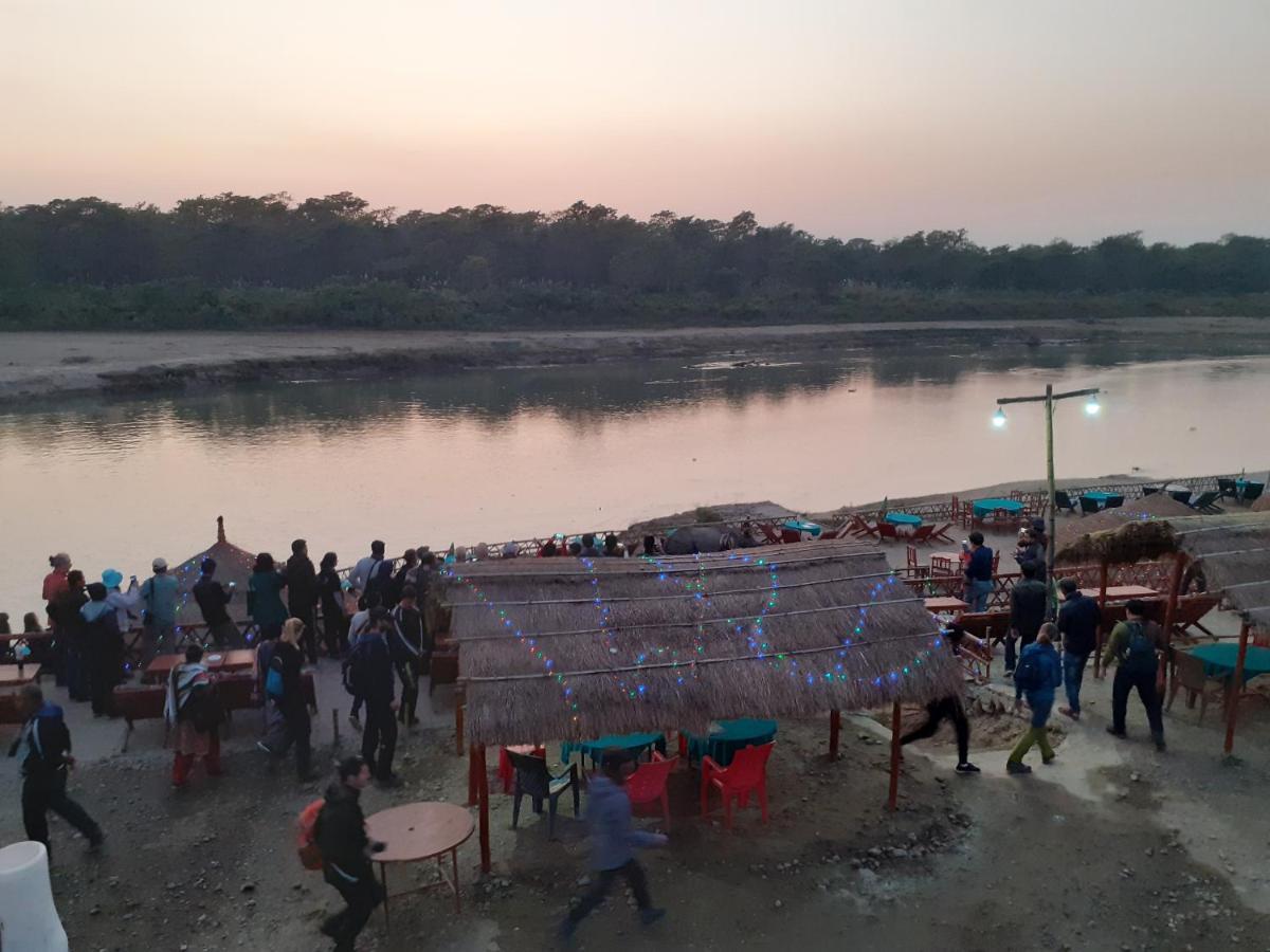 Hotel Tiger Tops Sauraha Extérieur photo