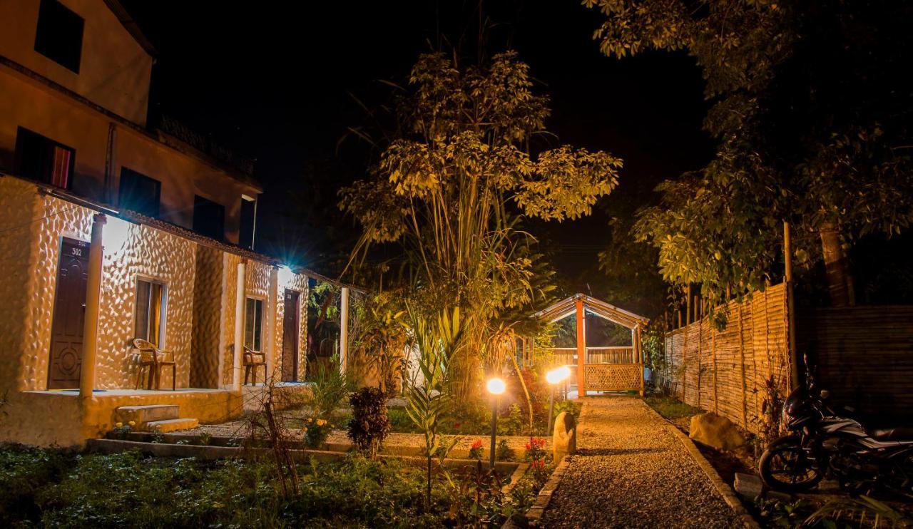 Hotel Tiger Tops Sauraha Extérieur photo